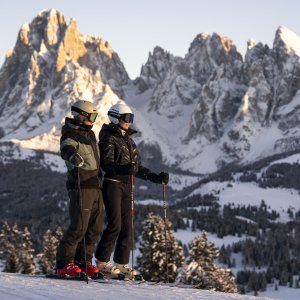 Skifahrer vor winterlicher Dolomitenkulisse