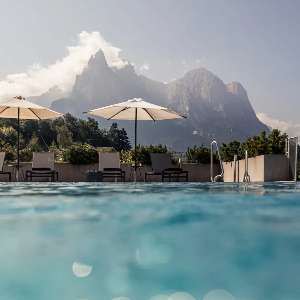 Infinity-Pool im Wellnesshotel Alpenflora mit Blick auf die Dolomiten