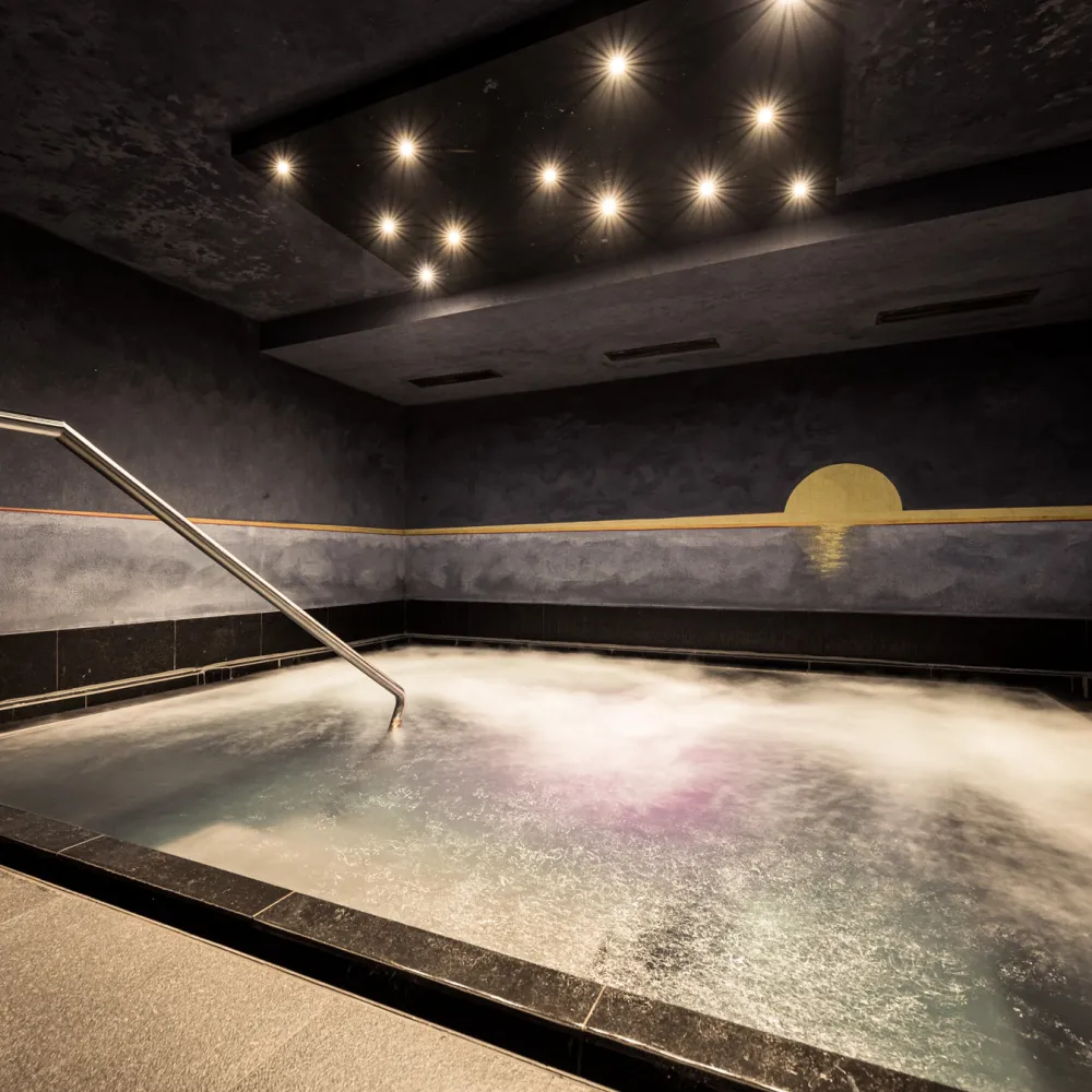 Bagno salino con luce soffusa nel Wellnesshotel Alpenflora