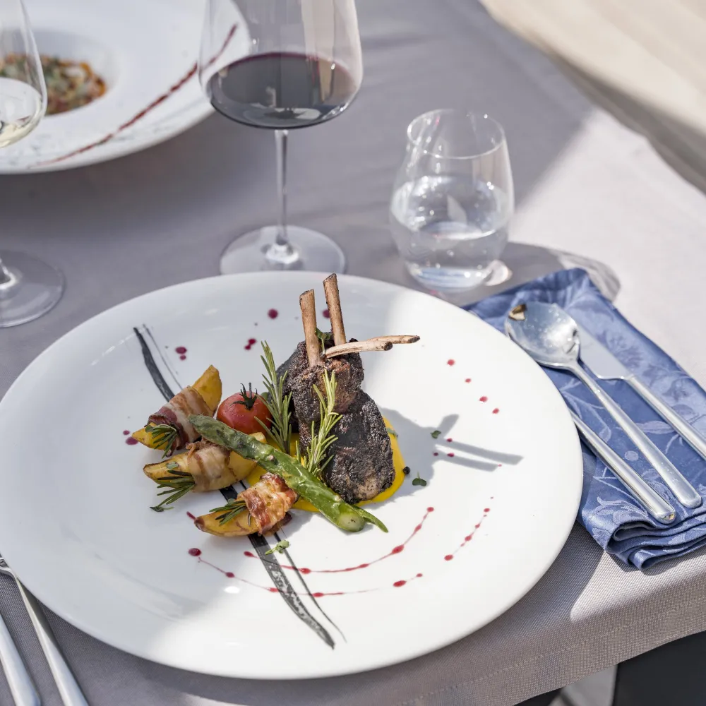 Alpin-mediterranes Gericht mit Lammkarree, angerichtet im Restaurant des Alpenflora