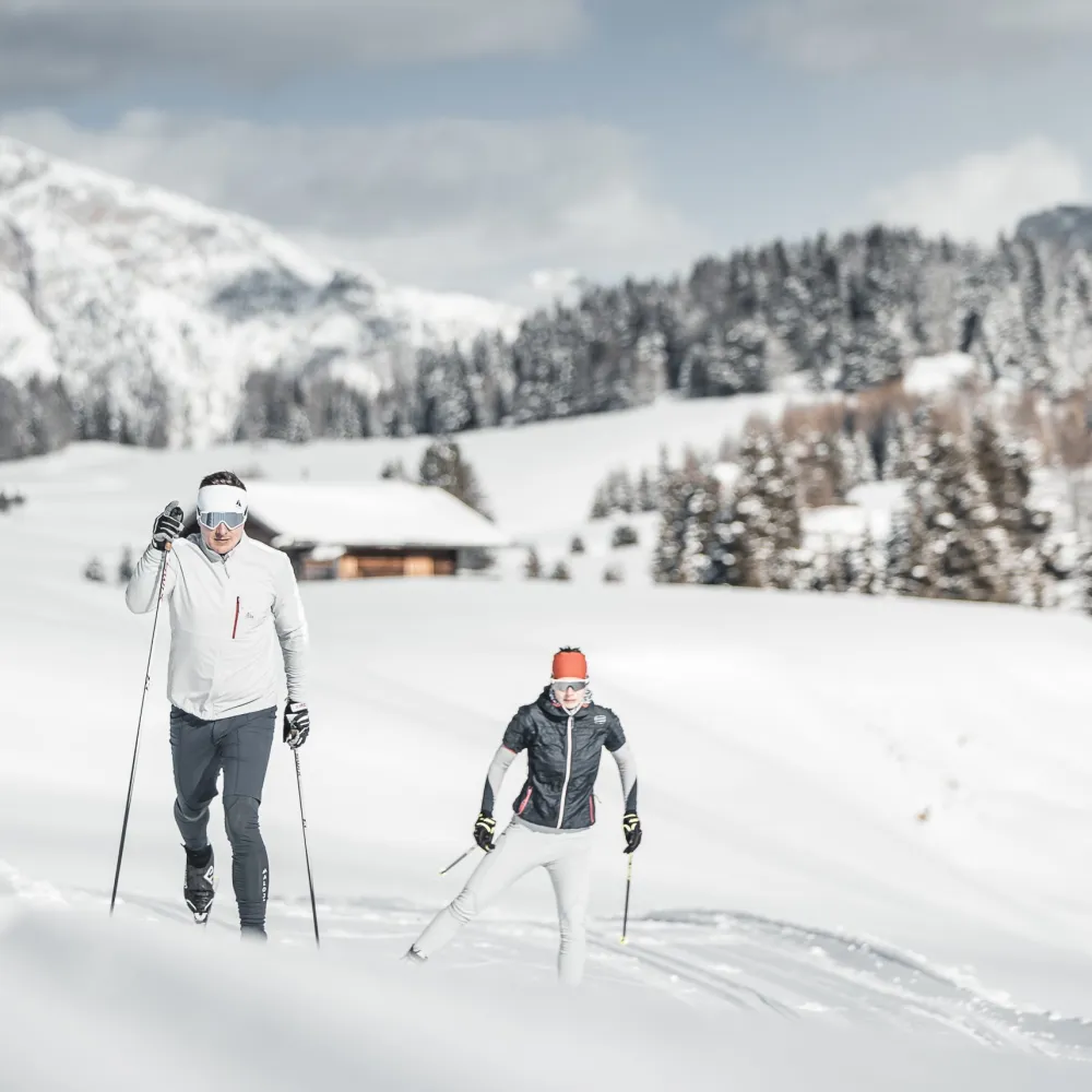 Langlaufen in der verschneiten Landschaft rund um Kastelruth mit Blick auf die Dolomiten