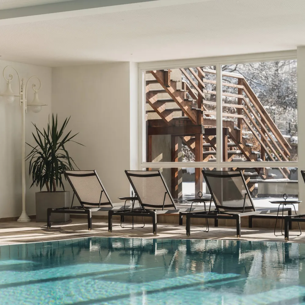 Panorama Pool coperta con lettini e scala in legno dell’Alpenflora