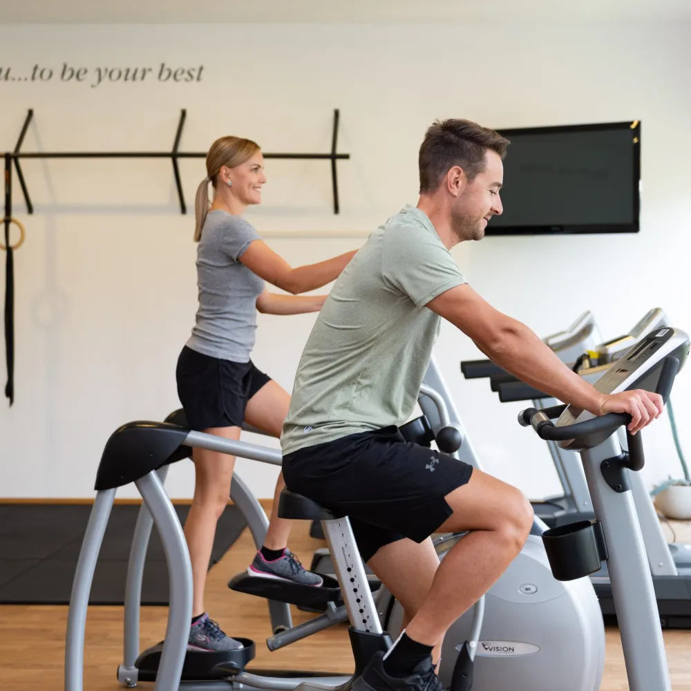 Due persone si allenano al cardio sull’ergometro nella palestra dell’Alpenflora