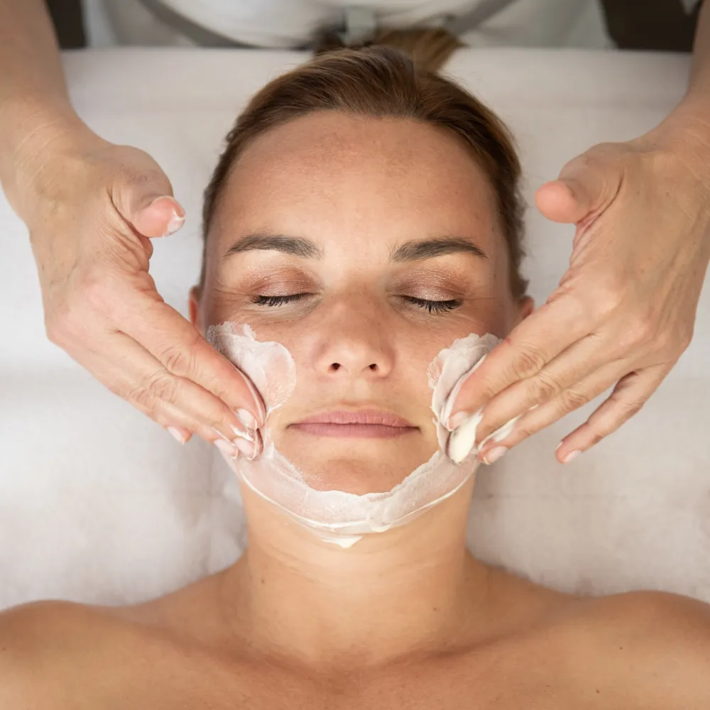 Trattamento viso con maschera nel centro estetico La Fontana dell’Alpenflora