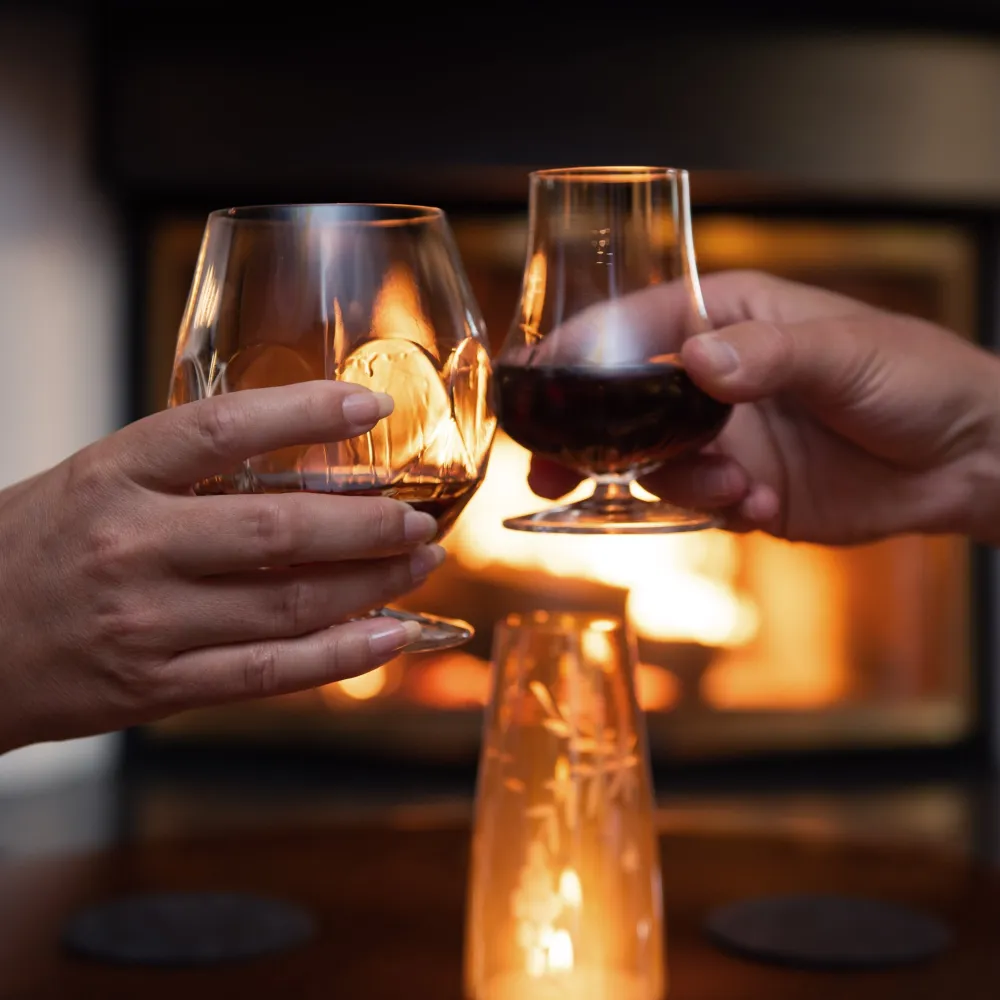 Gemütlicher Abend am Kamin im Alpenflora bei einem Glas zum Ausklang