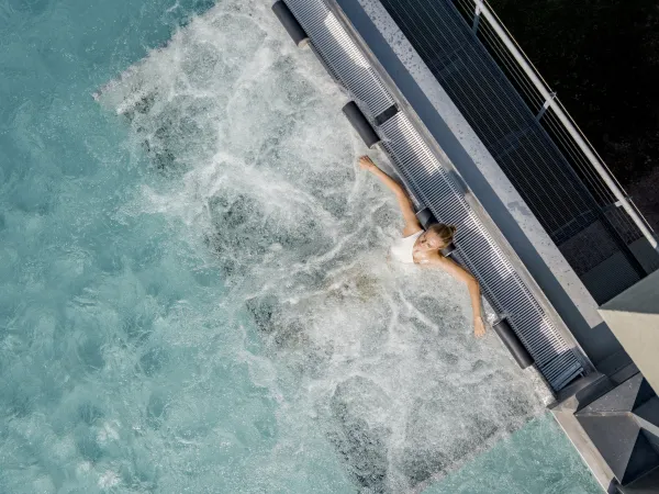 Persona nuota vista dall’alto nella piscina con idromassaggio dell’Alpenflora