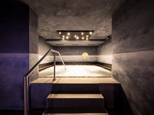 Bagno salino con luce soffusa nel Wellnesshotel Alpenflora
