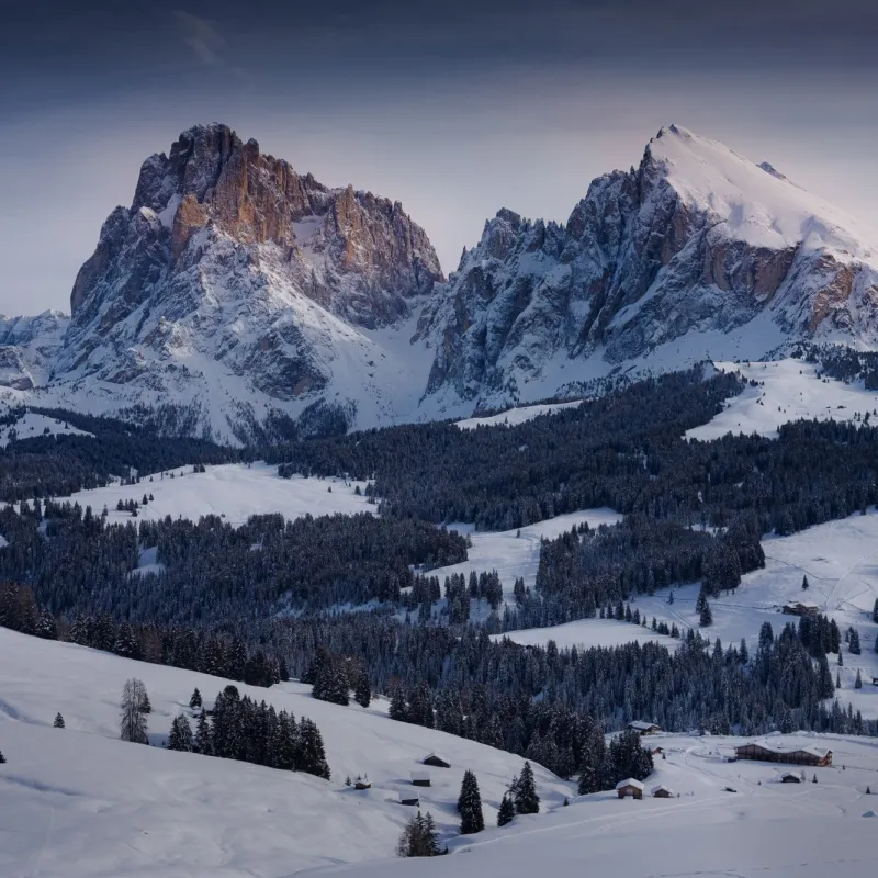 Verschneite Winterlandschaft der Seiser Alm mit Dolomitengipfeln