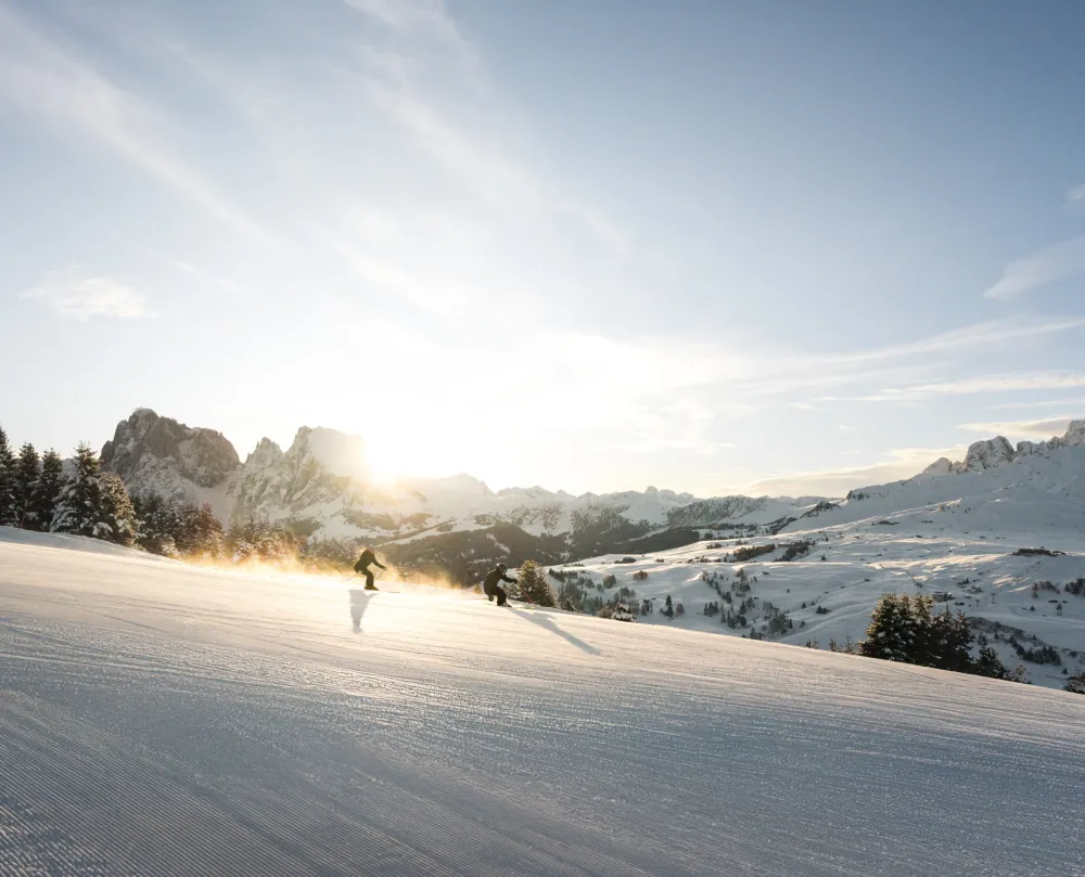 Sci primaverile all’Alpe di Siusi con vista sulle Dolomiti innevate