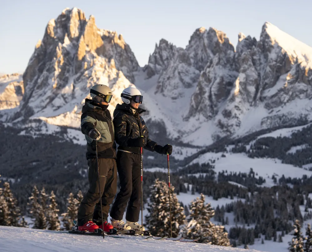 Skifahrer vor winterlicher Dolomitenkulisse